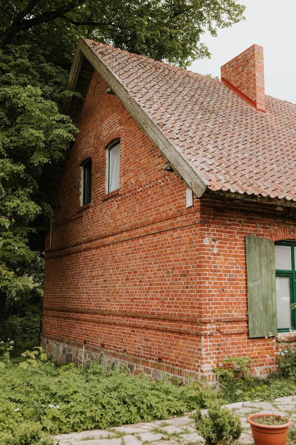 Stara Szkola Nad Jeziorem Czarne  Exteriör bild