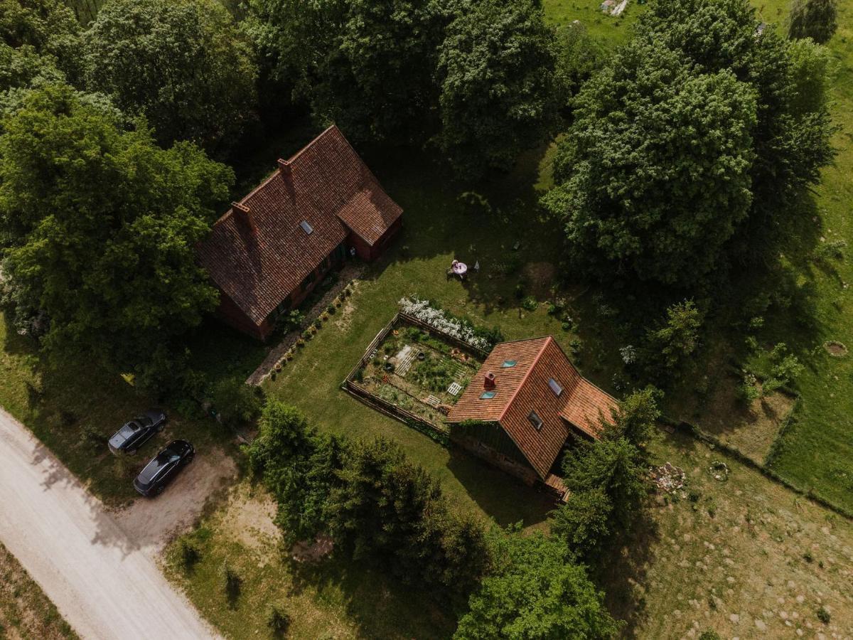 Stara Szkola Nad Jeziorem Czarne  Exteriör bild